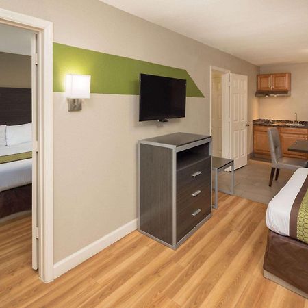 Days Inn & Suites By Wyndham Афіни Екстер'єр фото