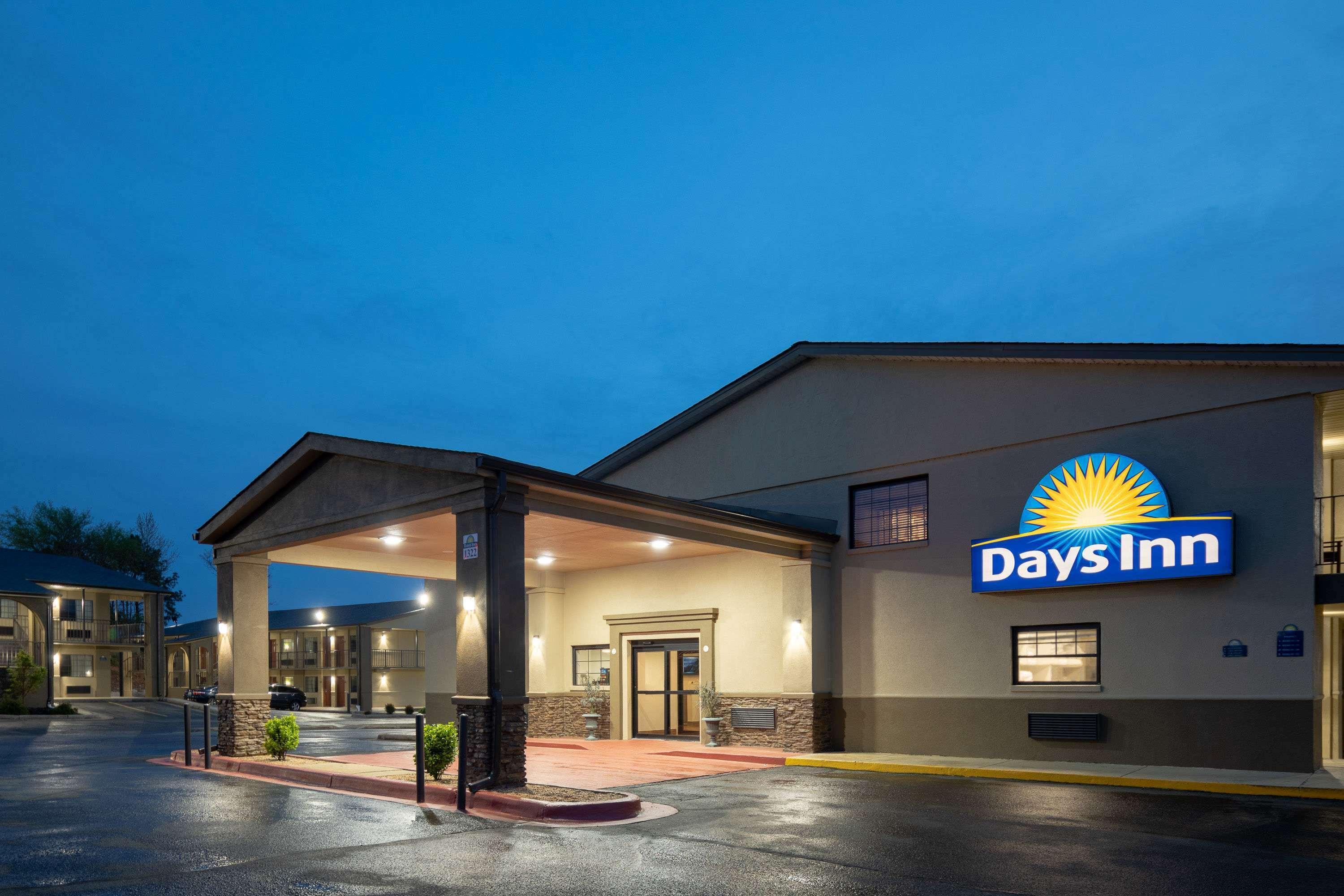Days Inn & Suites By Wyndham Афіни Екстер'єр фото
