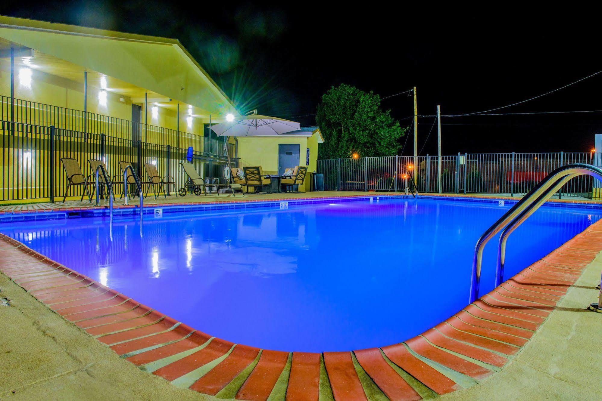 Days Inn & Suites By Wyndham Афіни Екстер'єр фото
