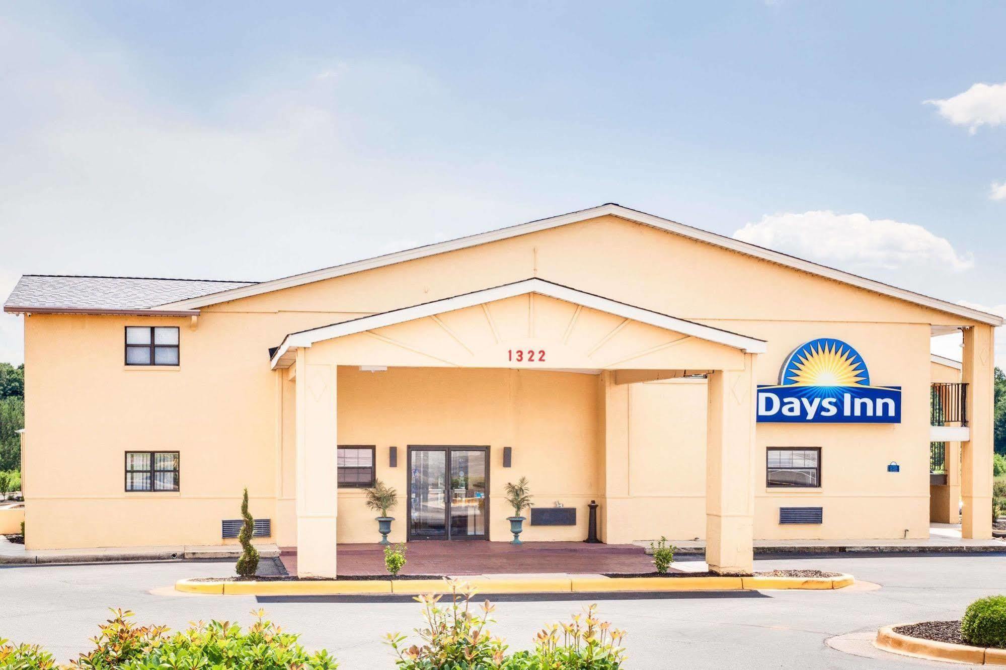 Days Inn & Suites By Wyndham Афіни Екстер'єр фото